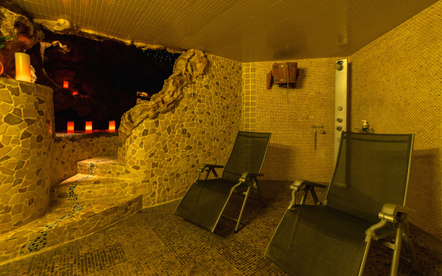 Holiday-In Guest house