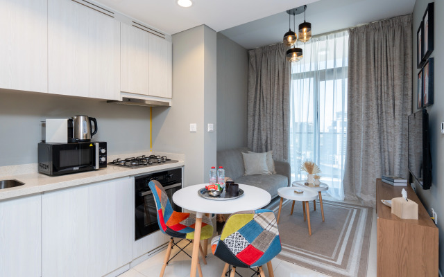 Keyrock Living Lakeview Escape in Business Bay Apartments