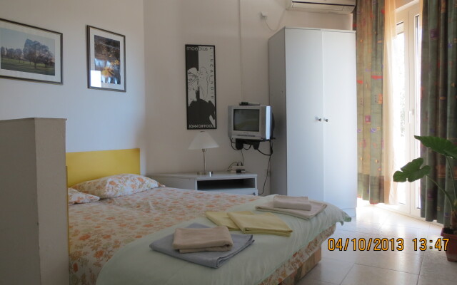 Lazarevic 1/2 studio Apartments