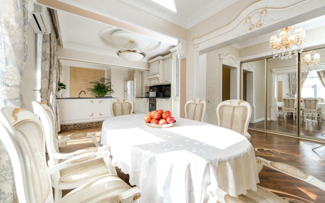 Versal'. Dvuhetazhnaya 6K na Kutuzovskom Flat