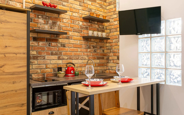 Апартаменты на Большом 13 Два Окна в Спальне