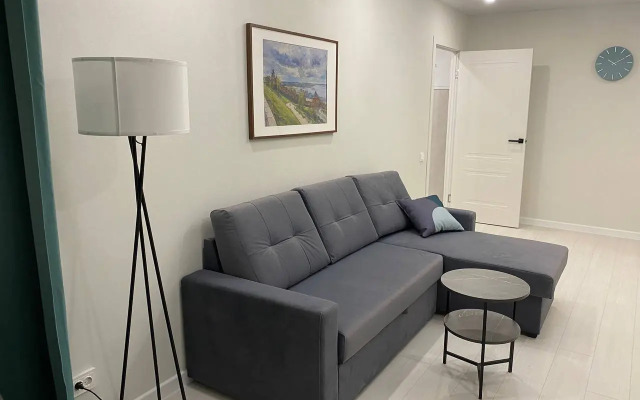 Novaya Dizaynerskaya Na Tsentralnoy Ulitse Goroda Flat