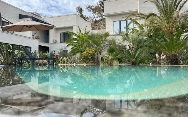 Little Palm Hotel