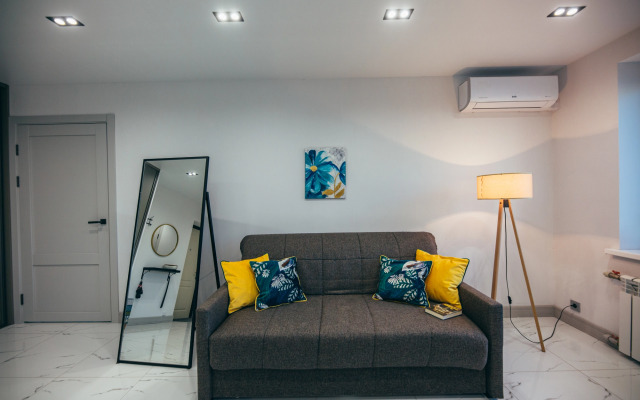 Privet, YA V Centre Flat