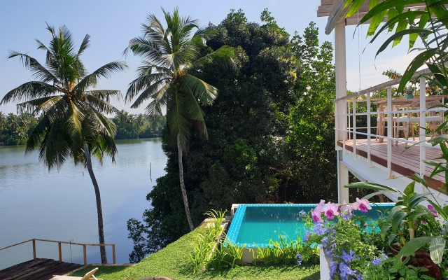 33 Lake Terrace Hotel