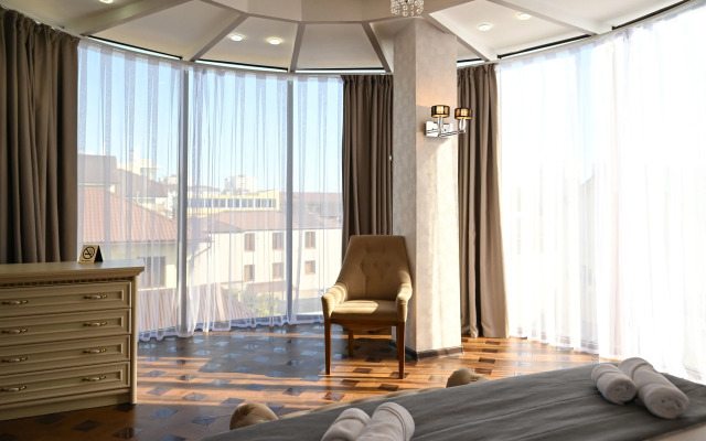 Shine House Hotel