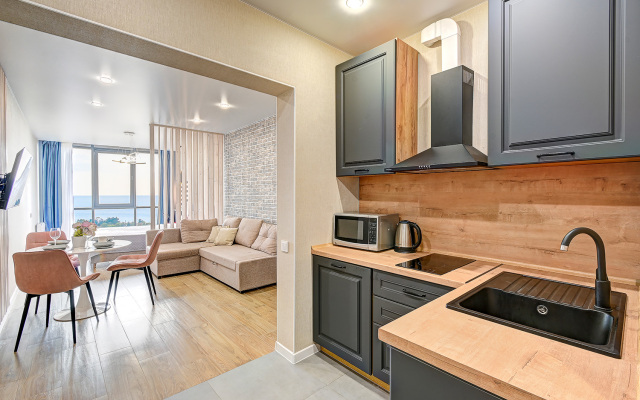 Krasivye apartamenty MorskayaSimfonya-2 s panoramoy na more, basseynom na territorii ZHK Apartments