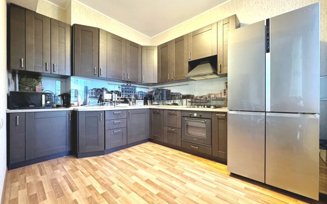 Квартира Трехкомнатная с Балконом и Кондиционером в Центре на Весенней