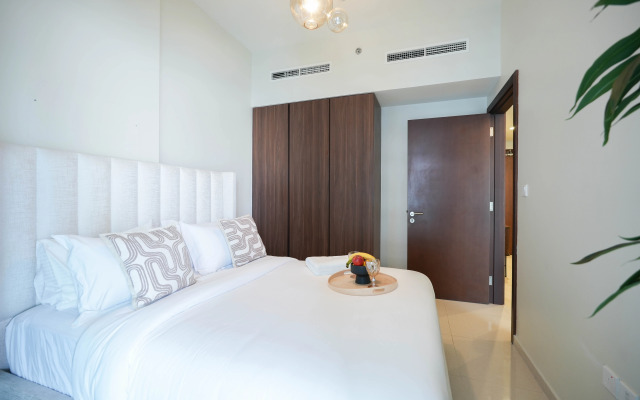 Keyrock Chic 2BR Escape Pool & Lake View Apartments