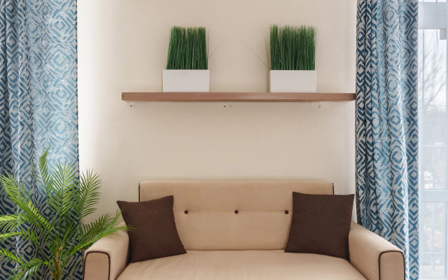 V Gostyakh U Surikatov Flat