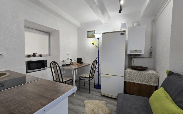 Квартира с собственным двориком в парке Цветник