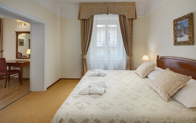 Boutique Seven Days Hotel