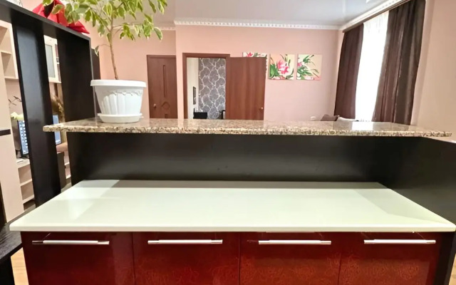 Evrodvushka S Vidom Na Goru Flat