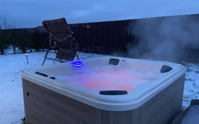 Частный дом комфортный со столом для пинг-понга и батутом