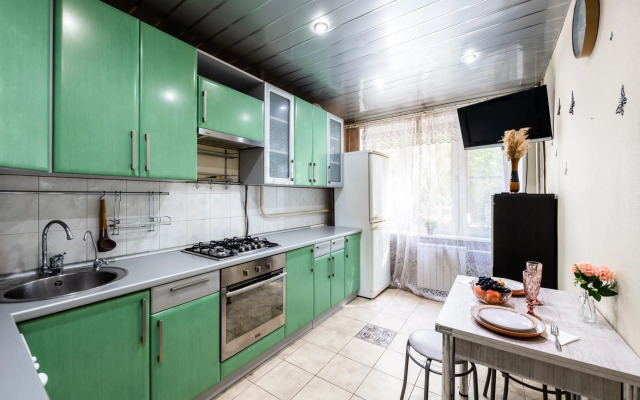 Natali na Metro  Sevastopolskaya prostornye Apartments