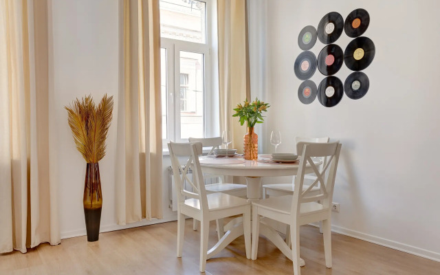 V stile disko u Strelki na Vasilevskom Flat