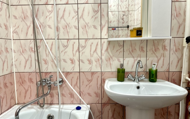v novostroyke ryadom s khramom Vozneseniya Gospodnya Apartments