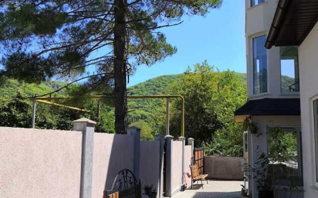 Yablochko Guest House