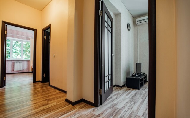 Trekhkomnatnye apartamenty ekonom na 8 spalnykh mest  Apartments