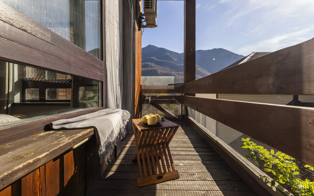 Апартаменты PolyanaHome - видовая спальня с балконом