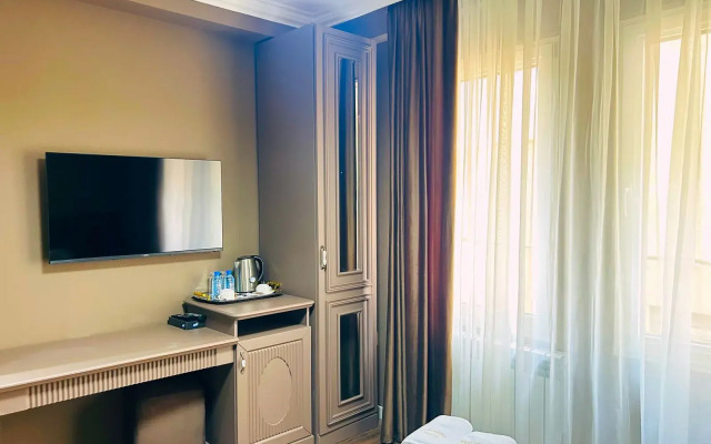 Parliament Hotel & Restaurant