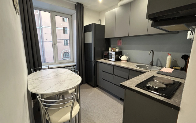 Ya Na Primorskoy Flat