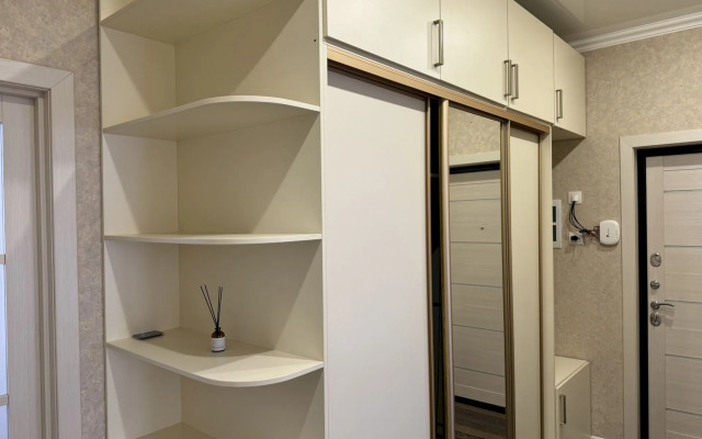 145 S Balkonom I Vitrazhnym Ostekleniem Flat