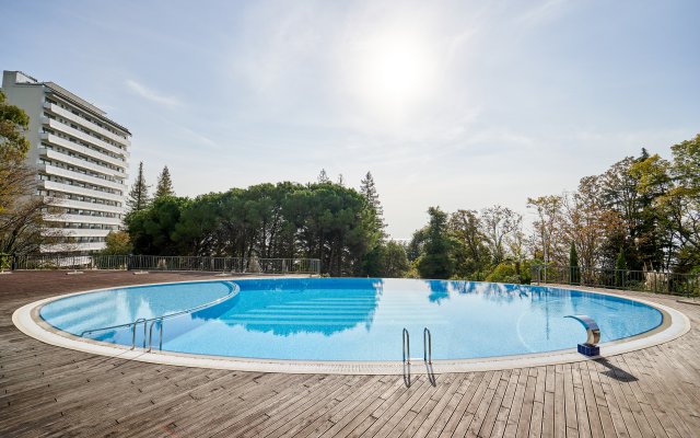 Апартаменты с бассейном Актёр Гелакси