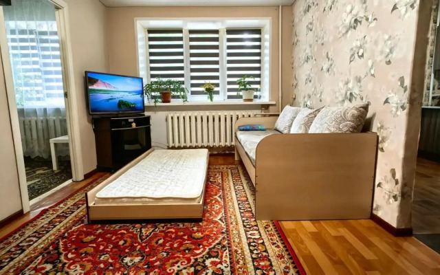 U Ostanovki Gostsirk Flat