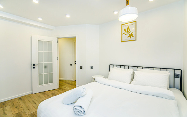 Imparator in Nizami Street Apartment