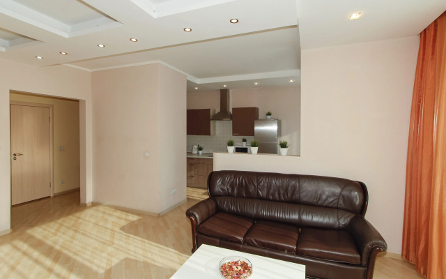 Апартаменты с двуспальной кроватью диваном и кухонной зоной