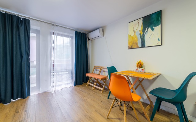 V eko stile s sobstvennym dvorikom dlya otdykha Flat