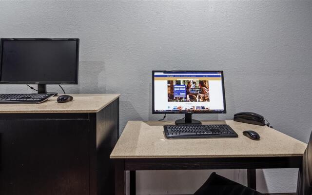 Отель Comfort Inn & Suites