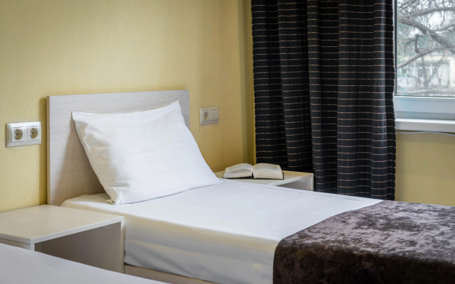 Studiya s razdel'nymi fasadami i vidom na basseyn Flat