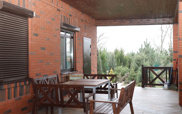 Shale Pinebrook Kruglogodichno Utopayuschiy V Zeleni S Sezonnym Basseynom Dlya Semeynogo Otdykha U Reki Don Private House
