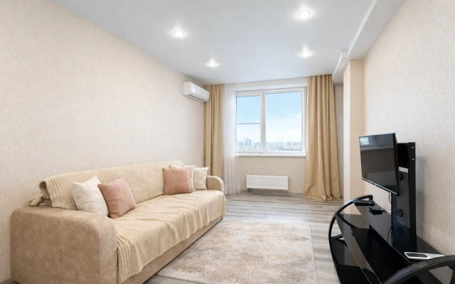 Квартира еврo-двухкoмнатнaя c дизайнеpским ремoнтoм и пaнopaмным видом