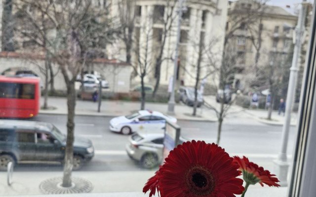 Апартаменты Счастье жить в центре Севастополя с балкончиком