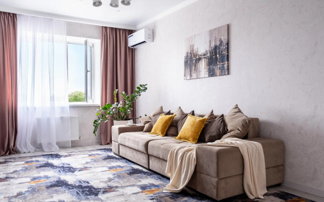 Na Pervomayskoy Ulitse 70 Flat