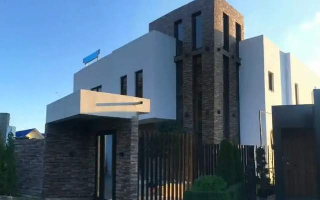 Trehkomnatnaya S Basseynom I Vidom Na More Flat