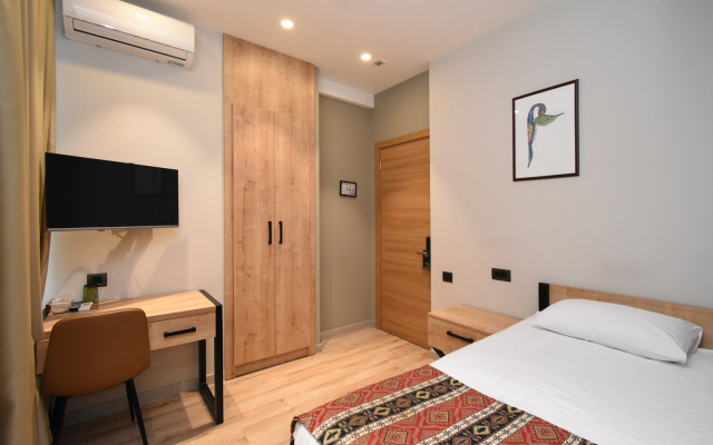 Andor Hotel