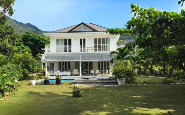 Mimi Beachfront Beau Vallon Villa