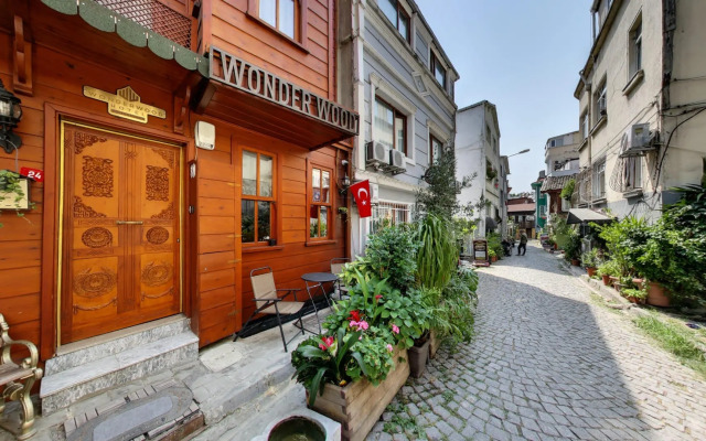 Wonder Wood Hotel