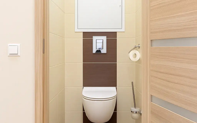 Prostornaya dlya gostey 6kh s krovatkoy i pelenal'nym stolikom dlya detey i kukhonnoy zonoy Flat