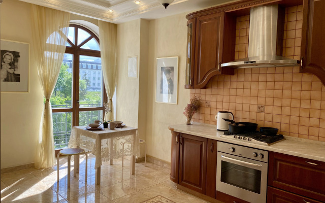 Апартаменты с французскими балконами на Чёрном озере