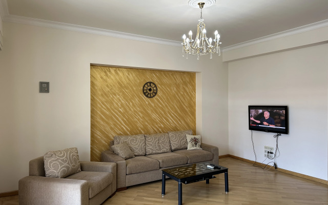 2-K v Novostroyke, Ulitsa Arama, Di480 Flat