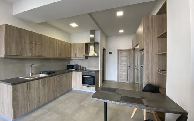 2-K v Novostroyke, na Ulitse Yeznika Kokhbatsi, Ko1612 Flat