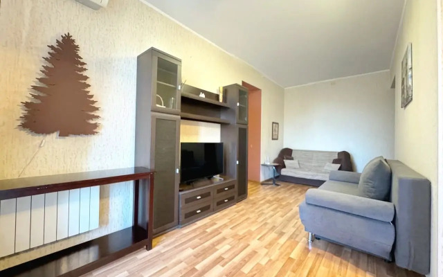 Квартира Трехкомнатная с Балконом и Кондиционером в Центре на Весенней