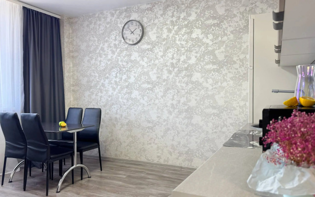 Uyutnaya Odnokomnatnaya s Panoramnym Balkonom Flat
