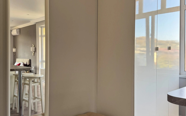 Апартаменты с балконом у реки рядом с пляжем