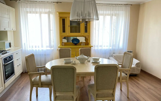 Prostornie S 3 Spalnyami I Bolshoy Stolovoy Apartments